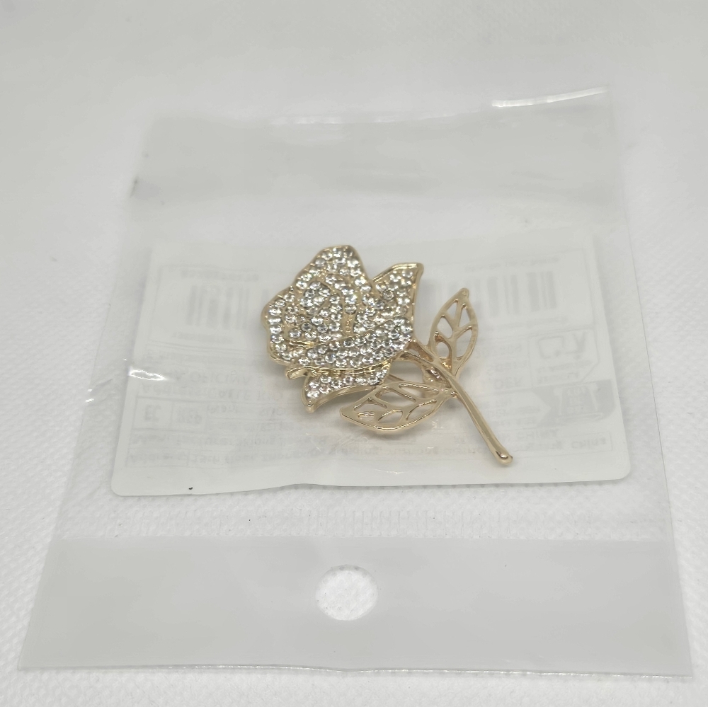 Elegant Gold Leaf Brooch - Picture 5 of 5